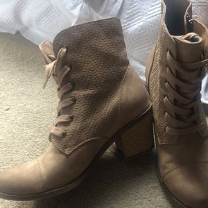 Ankle boots with side zipper. Lined with blue denim.